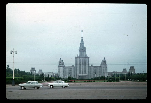 Московский университет. Университет находится напротив стадиона Лужники
