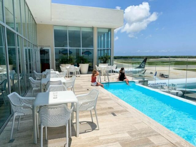 Зал ожидания Priority Pass в аэропорту Пунта-Кана с бассейном © Скотт Мейеровиц / The Points Guy