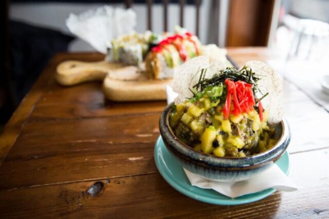 Ассорти веганского суши на столе в Momo в Монреале, Канада