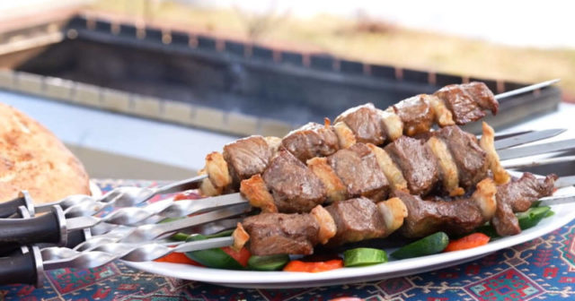 ЛЮЛЯ КЕБАБ на мангале: секреты правильной приготовки, чтобы фарш не отваливался. ENG SUB