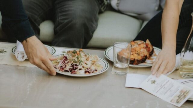 Люди наслаждаются небольшими порциями в ресторане Alpino, Детройт, Мичиган, США