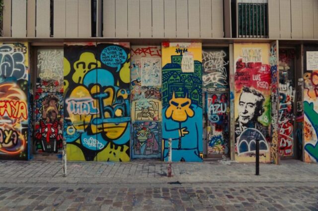 Улица Де Нуаз, в Белвиле. Париж, Франция Июль 2024.