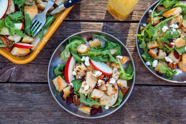 Два блюда с салатом пандзанелла рядом с сервировочнымDish