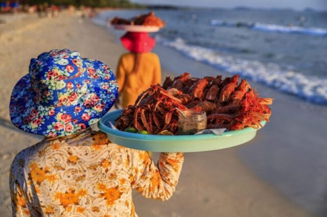 Счастливые камбоджийки продают свежих лобстеров на пляже, Сихануквиль, Камбоджа 955354844