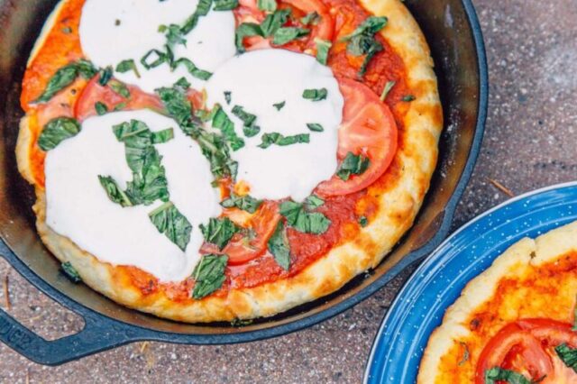 Пицца в чугунной сковороде