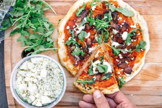 Пицца на костре с беконом и финиками