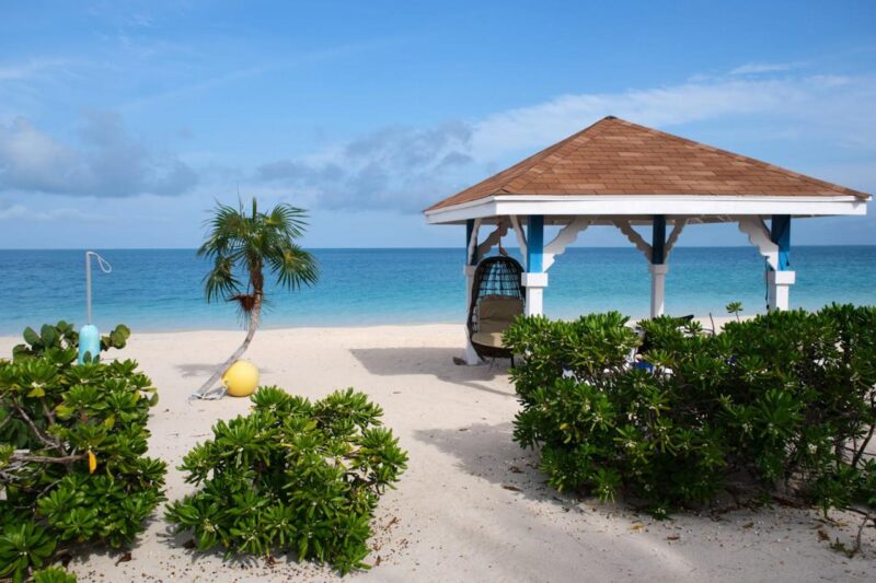 Пляж в курортном отеле Rollezz Villas Beach Resort Карибы, остров Кэт, берег, пляж, тропики, Багамы, пляжи, Rollezz Villas Beach Resort