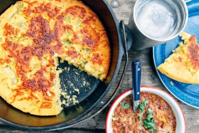 Рецепт кукурузного хлеба в голландской печи идеально подходит для походов рядом с миской чили!