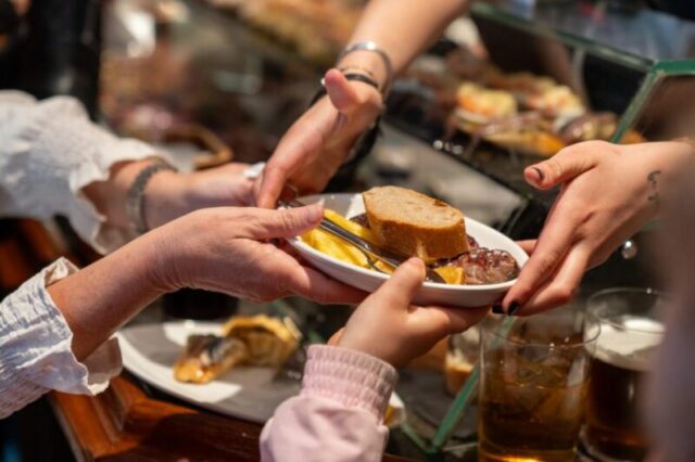 2 мая 2024 года: Индар Унану пробует пинчос в Гандарии в старом городе Сан-Себастьяна в стране Басков. Испания Маркетинг 1379722