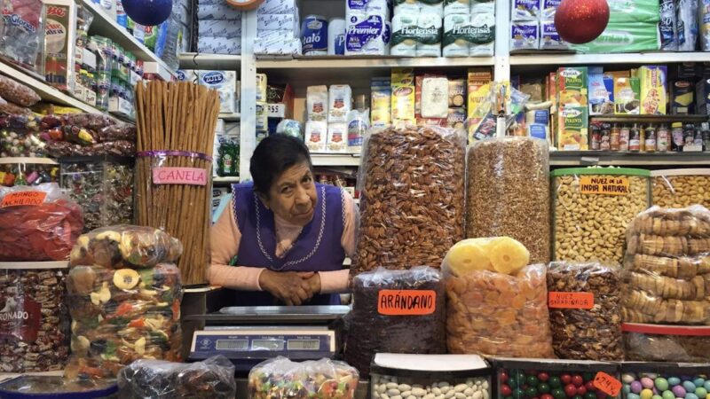 Огромный Mercado Medellin в Роме Сур предлагает старомодную альтернативу современным продуктовым магазинам. (Рэй Марк Ринальди/Chicago Tribune/TNS) 1128487116 Смотрим на Рому: что нового и что нет в районе Мехико, увиденном в фильме, удостоенном Оскара Огромный Mercado Medellin в Роме Сур предлагает старомодную альтернативу современным продуктовым магазинам.