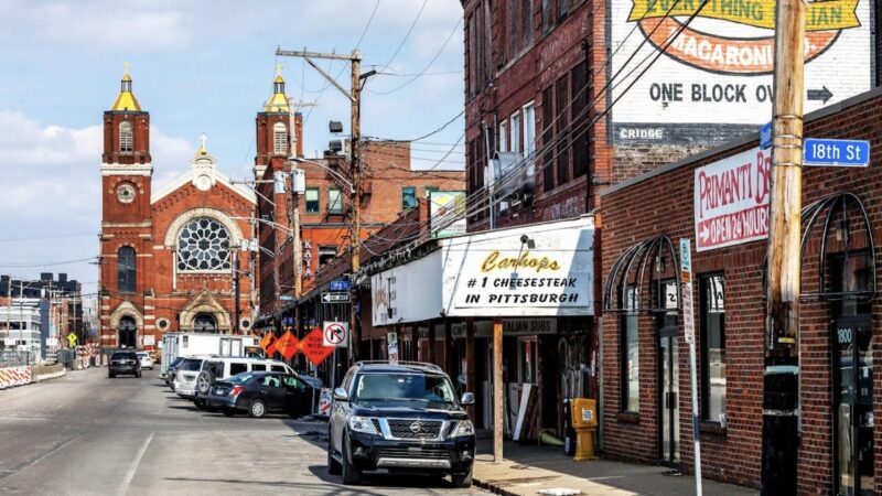 Улица в районе Strip District, знаменитый ресторан и бар Primanti Bros. справа. Питтсбург, Пенсильвания, США 1139697772 Getty, RFC, primanti, strip, strip district, Brick, Car, City, Clock Tower, Coupe, Downtown, Neighborhood, Road, Sports Car, Street, Tower, Urban, Vehicle Улица в районе Strip District, знаменитый ресторан и бар Primanti Bros. справа. Питтсбург, Пенсильвания, США