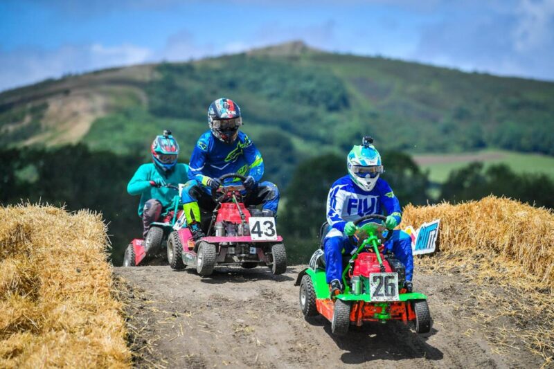 Гонки на газонокосилках Соревнуются участники на мероприятии Red Bull Cut It, где они разгоняются до 80 км/ч на модифицированных газонокосилках, преодолевая четыре разных трассы в Chestnut House, Lower Weare, Axbridge. (Фото Бена Бирчалла/PA Images через Getty Images)