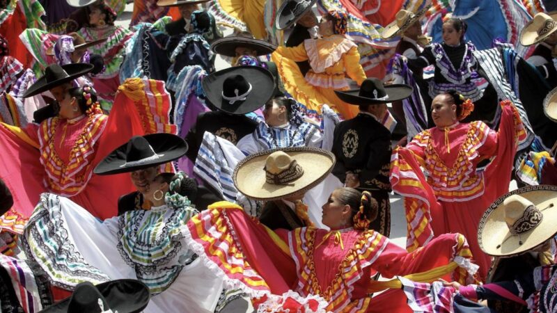 Пары танцуют под традиционную музыку мариачи, пытаясь побить мировой рекорд по самому большому мексиканскому народному танцу в Гвадалахаре, штат Халиско, Мексика, 24 августа 2019 года. - 882 человека танцевали под музыку мариачи в начале 26-го Международного фестиваля мариачи. (Фото Улисеса Руйса / AFP) (Указать кредит на фото: УЛИСЕС РУИЗ/AFP через Getty Images) 1163753400 танец, Горизонтальный Пары танцуют под традиционную музыку мариачи, пытаясь побить мировой рекорд по самому большому мексиканскому народному танцу в Гвадалахаре, штат Халиско, Мексика, 24 августа 2019 года. - 882 человека танцевали под музыку мариачи в начале 26-го Международного фестиваля мариачи.