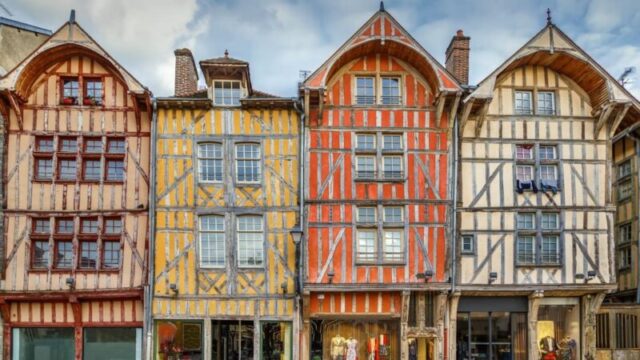 1187875083 Улица с историческими фахверковыми домами в центре Труа, Франция