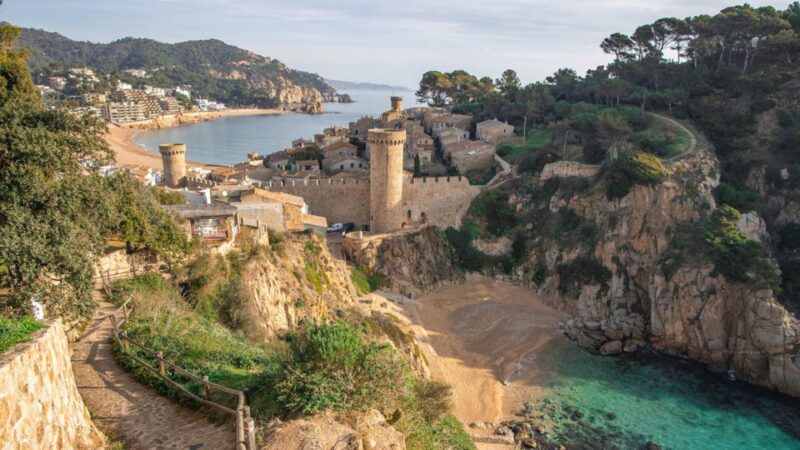 1299287031 Красивый укрепленный город на побережье Коста-Брава в Испании с цветами моря. Эль precioso pueblo amurallado de Tossa de Mar en la Costa Brava. - стоковое фото Тосса-де-Мар. Коста-Брава. Испания.