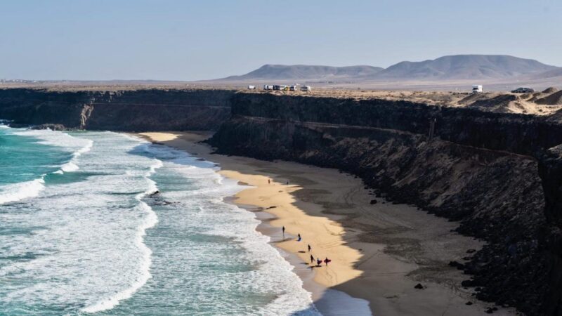 Воздушный вид серфингистов на пляже Эсквинсо, Эль Котильо, Фуэртевентура 1382562009 Getty, RFC, Пляж, Утес, Берег, Природа, На открытом воздухе, Человек, Мысль, Море, Морские волны, Береговая линия, Транспорт, Грузовик, Транспортное средство, Вода Воздушный вид серфингистов на пляже Эсквинсо, Эль Котильо, Фуэртевентура