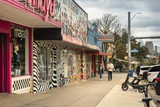 Остин, Техас, США - 15 ноября 2021 года: Люди гуляют по модному проспекту Саут Конгресс с яркими магазинами и уютными ресторанами в Остине, Техас, США 1417040391