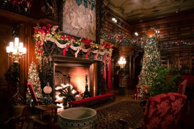 Ашвилл, США – 17 ноября 2021 года: прекрасный вид на рождественскую елку, стулья и огни в поместье Билтмор, Ашвилл, Северная Каролина во время рождественских праздников