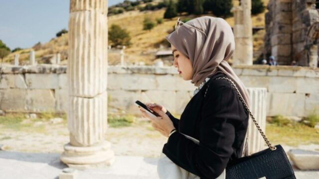 Туристка наслаждается исследованием древнего города Эфес, 1455024645 Туристка наслаждается исследованием древнего города Эфес