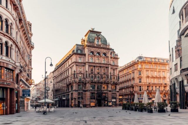 1460594526 Пустой Штефанплац рано утром, Вена, Австрия