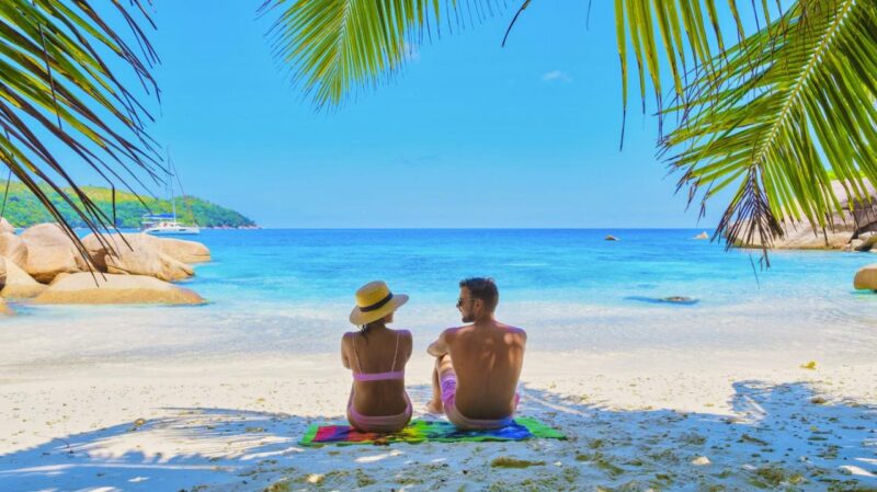 Anse Lazio Praslin Seychelles, молодая пара на тропическом пляже во время роскошного отпуска на Сейшельских островах. Тропический пляж Anse Lazio Praslin Seychelles - стоковая фотография Anse Lazio Praslin Seychelles, молодая пара на тропическом пляже во время роскошного отпуска на Сейшельских островах © fokkebok / Getty