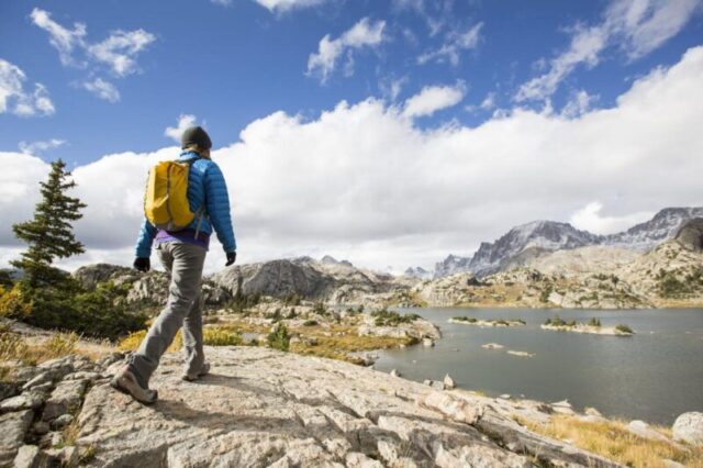 Походы в горах Винд Ривер. 483651553 Походы, пешие прогулки, кемпинг, выносливость, исследовать Человек, идущий по тропе в Джэксон-Холле, штат Вайоминг