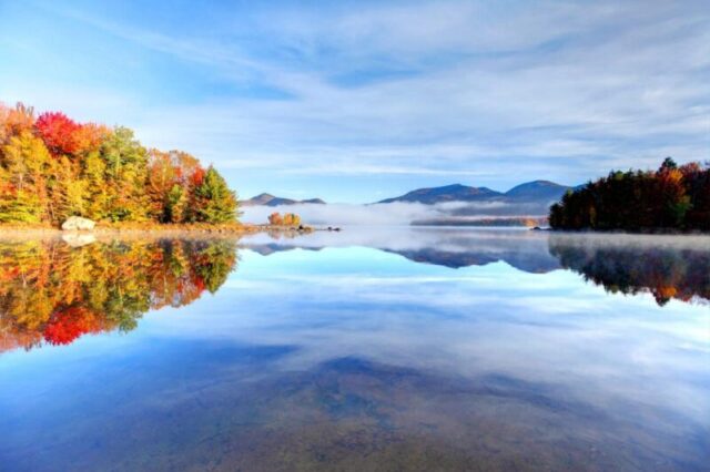 Раннее утро осенью в Национальном лесу Грин-Маунтин в Вермонте. Фото было сделано в спокойное туманное яркое утро в разгар сезона листвы осенью. Красивые осенние листья Вермонта занимают одно из лучших мест в Новой Англии, демонстрируя некоторые из самых ярких цветов листвы в Соединенных Штатах 484218714 Утро, Красота в Природе, Ландшафт, Зеленые Горы - Аппалачи, Рассвет, Пейзажи, Тихая Сцена, Многоцветный, Цвета, Природа, На улице, Вермонт, Новая Англия - США, Пышная Листвы, Отражение, Осень, Сезон, Горы, Ландшафт, Пруд, Озеро, Туман, осенние листья, осенняя листв, листвé, Осенняя Коллекция Осень в Вермонте - стоковое фото Раннее утро осенью в Национальном лесу Грин-Маунтин в Вермонте. Фото сделано в спокойное туманное яркое утро в разгар сезона осенней листвы. Красивые осенние листья Вермонта занимают одно из лучших мест в Новой Англии, демонстрируя некоторые из самых ярких цветов листвы в Соединенных Штатах