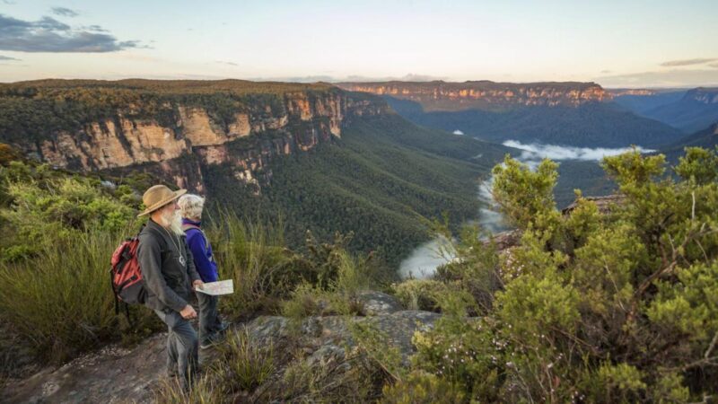 508541916 Два родителя, Реальные люди, Путешествия, Туризм, Активные пожилые, Утро, Пожилая пара, Экстремальная местность, Наблюдение за пейзажем, Два человека, Дикий край, Расслабления, Гимнастика, Национальный парк Голубые горы, Голубые горы, Взрослые пожилые, Рюкзак, Улыбка, Указание, Прогулка, Здоровый образ жизни, Живописные места, Восхитительный, Удивление, Действие, Убежать от всего, Свобода, Счастье, Любовь, Каникулы, Природа, На свежем воздухе, Пеший туризм, Развлечение, Турист, Гетеросексуальная пара, Люди, Сидней, Австралия, Кустарник, Каньон, Долина, Пейзаж, Национальный парк, Карта, Австралийская этничность, PitchAUS2015, LypseAUS2015