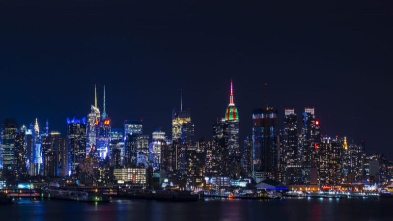 530981309 Фасад здания, Праздник, Эмпайр-стейт-билдинг, Манхэттен, Набережная, Знаковое место, Архитектура, Туристические направления, Нью-Йорк, Река, Причал, Строение, Рождество, Хадсон, Манхэттен Рождество в Нью-Йорке - стоковая фотография Вид на Эмпайр-стейт-билдинг, освещенный как рождественский подарок.