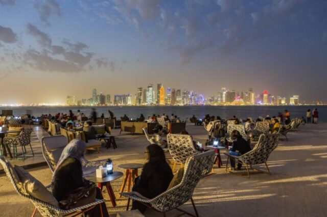 Корабельный променад Дохи, Парк исламского искусства (MIA), люди в кафе или киоске MIA Park (архитектор Филипп Старк), на фоне район Аль-Дафна (деловой квартал Западного залива) 595504731 Корабельный променад Дохи, Парк исламского искусства (MIA), люди в кафе или киоске MIA Park (архитектор Филипп Старк), на фоне район Аль-Дафна (деловой квартал Западного залива)