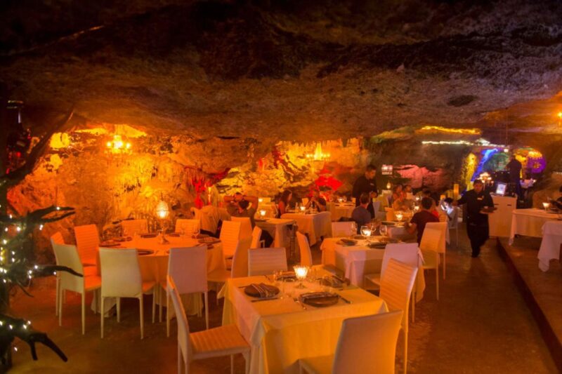 МЕКСИКА - 2017/04/21: Яркий ресторан Alux, ресторан в пещере, находится в Плайя-дель-Кармен недалеко от Канкуна на восточном побережье полуострова Юкатан на Карибском море в штате Кинтана-Роо, Мексика. (Фото Вольфганга Келлера / LightRocket через Getty Images) МЕКСИКА - 2017/04/21: Яркий ресторан Alux, ресторан в пещере, находится в Плайя-дель-Кармен недалеко от Канкуна на восточном побережье полуострова Юкатан на Карибском море в штате Кинтана-Роо, Мексика. (Фото Вольфганга Келлера / LightRocket через Getty Images) 909616068 2017, Северная Америка, СЕВЕРНАЯ АМЕРИКА, Мексиканская, Мексика, ЛАТИНСКАЯ АМЕРИКА, ЛАТИНСКАЯ АМЕРИКА, Испаноязычные, ЮКАТАН, РИВЬЕРА-МАЯ, ПЛАЙЯ-ДЕЛ-КАРМЕН, Ресторан, ЦЕНОТЕ, пещера, яркий, цветные огни, ужин, СТАЛАКТИТ, СТАЛАГМИТ Яркий ресторан Alux в Плайя-дель-Кармен