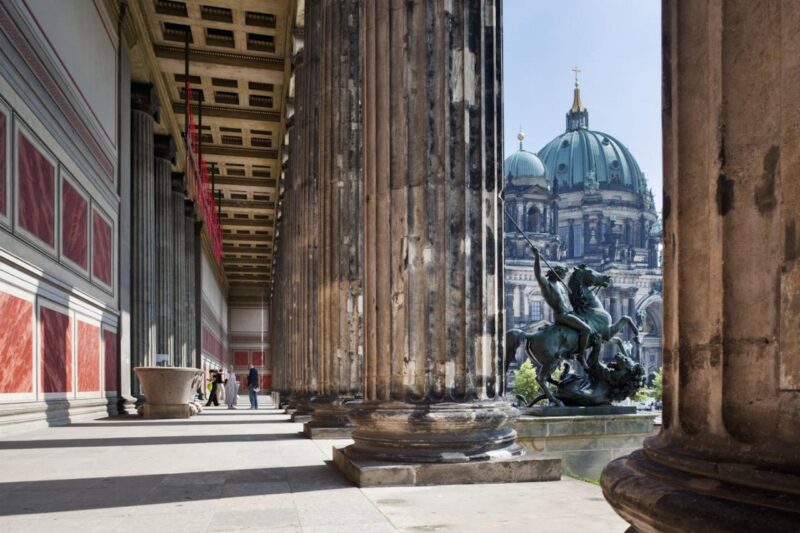 Берлин, Германия 95767525 величественный Старый музей и Берлинский собор - стоковая фотография Берлин, Германия