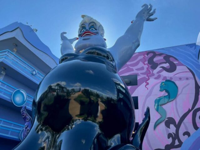 Гигантская статуя Урсулы из 'Русалочки' приветствует людей у входа в Арт-студии Диснея