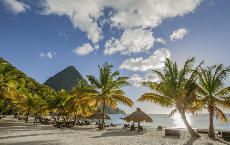 Парусная яхта приближается к Питонам, знаменитой достопримечательности острова Сент-Люсия, Вест-Индия 1221401099 отпуск, питоны ст люсия, тропический пляж РАЗРЕШЕНО ТОЛЬКО ДЛЯ ЦИФРОВОГО ИСПОЛЬЗОВАНИЯ -