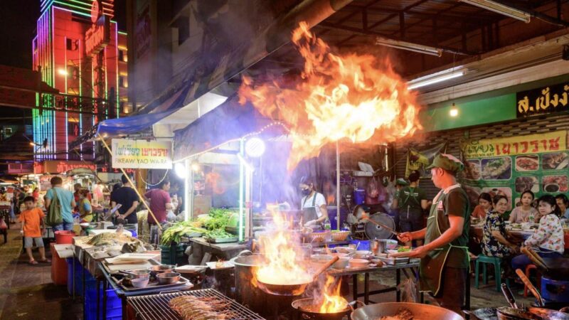 Бангкок, Таиланд - 22 ноября 2020 года: повар готовит еду в уличном ресторане на улице Яоварат, Бангкок 1287411694 DIGITAL ONLY, RFE, iStock, burned, man, thai, delicious, china, stall, asian, chinese, culture, traditional, cuisine, background, vacation, holiday, tourists, downtown, shop, outdoor, urban, Adult, Bbq, Cooking, Food, Grilling, Handbag, Hat, Male, Man, Night Life, Person, Urban Бангкок, Таиланд - 22 ноября 2020 года: повар готовит еду в уличном ресторане на улице Яоварат, Бангкок