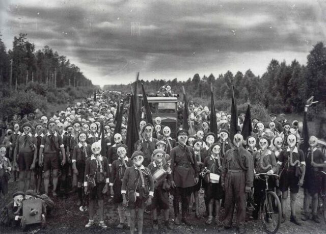 Учебная тревога с противогазами в Ленинграде, 1937 год