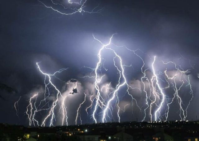 Физика атмосферы: откуда появляются молнии и их возникновение