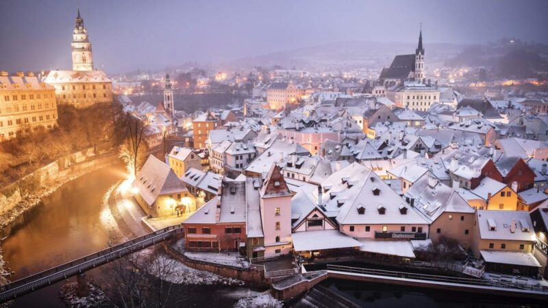Вид на город Чески Крумлов с шпилем церкви Святого Вита справа и башней замка слева. Автор, В собственности LP, Чехия, Выпуск 121, Январь 2019, наш редакционный журнал, Мост, Здание, Город, Городской пейзаж, Мегаполис, Природа, Район, На свежем воздухе, Шпиль, Башня, Городской наш редакционный журнал, Выпуск 121, Январь 2019, Чехия Городской пейзаж Чески Крумлов с шпилем церкви Святого Вита справа и замком