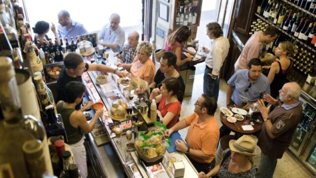 Люди в тапас-баре Quimet i Quimet, Барри Готик. АРХИВ, Каталония, Выпуск 40, наш редакционный Traveller Magazine, Идеальное путешествие, Взрослый, Мальчик, Кафетерий, Ребенок, Женщина, Очки, Шляпа, Внутри, Мужчина, Человек, Блюдо, Персона, Ресторан, Женщина, Наручные часы наш редакционный Traveller Magazine, Выпуск 40, Каталония, Идеальное путешествие Люди в тапас-баре Quimet i Quimet, Барри Готик.