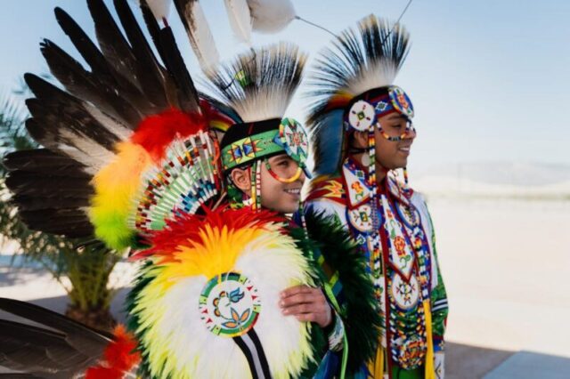 Регалии, носимые Адрианом Стивенсом и Шоном Снайдером, двумя коренными американскими художниками и танцорами из Невады. У MP есть больше информации о их регалиях и их значении. Носили во время танцев и пауов.