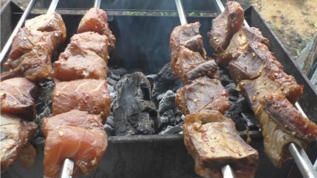 Отличный вариант для пикника — шашлык из рыбы сазан