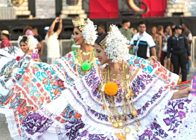 Женщины танцуют в традиционных костюмах на Карнавалах в Панама-Сити.