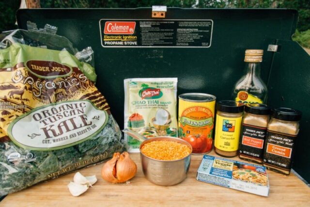 Карри из красной чечевицы с кокосом и капустой кейл