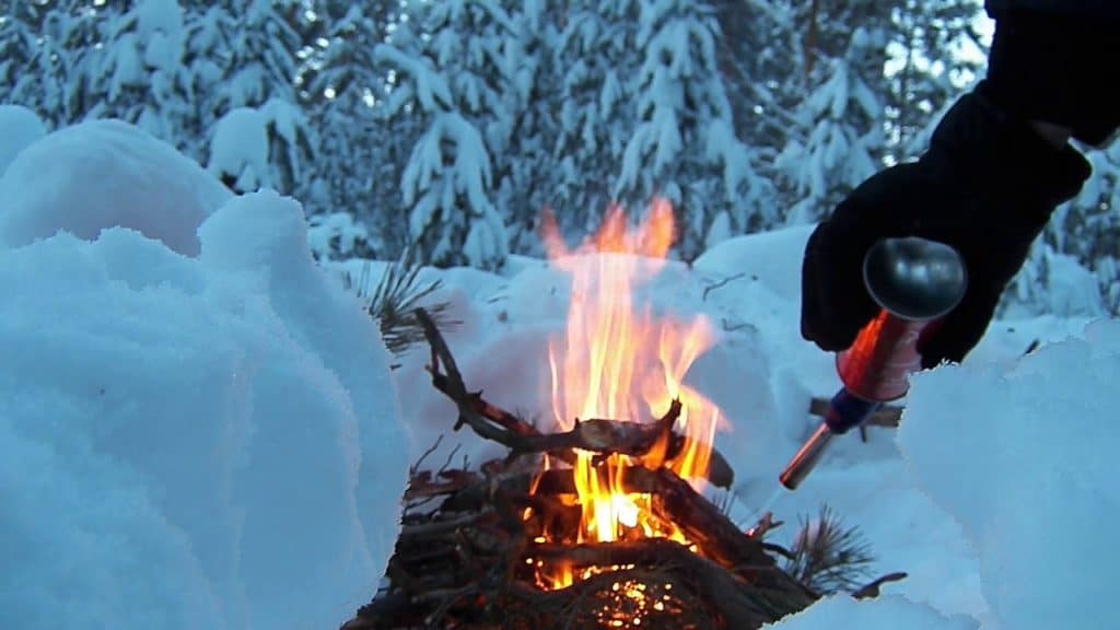 Розжиг зимнего костра
