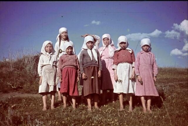 Яркие цветные фотографии, запечатлевшие повседневную жизнь советских людей на оккупированных территориях в начале 1940-х годов