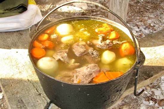 Обжаренное мясо и овощи заливаем водой так, чтобы покрыть все ингридиенты