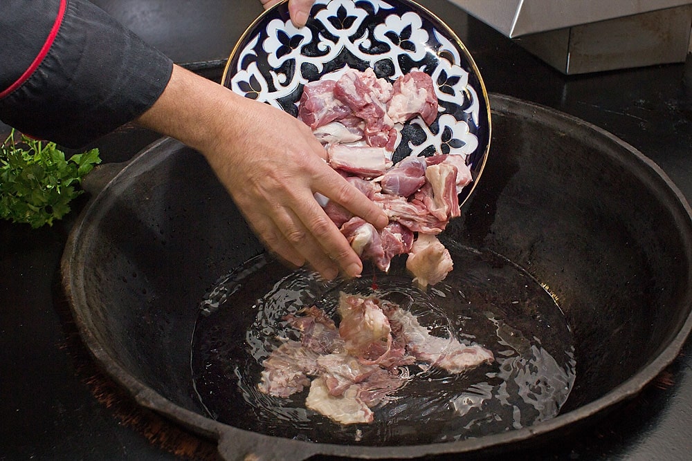 При приготовлении шурпы из свинины лучше всего использовать свиные ребрышки