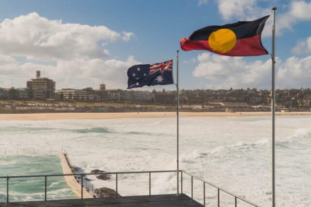 Австралийский флаг на пляже Бонди, тип лицензии: медиа, дата загрузки: 2024-10-28T13:45:30.000Z, пользователь: tasminwaby56, редакционная: ложь, номер заказа: 65050 - Цифровые направления и статьи, работа: Онлайн редакция, клиент: Сидней, что нужно знать, другое: Тасмин Уэби