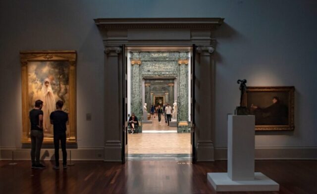 Лондон, Музей Тейт Бритейн. Посетители музея наслаждаются шедеврами живописи.