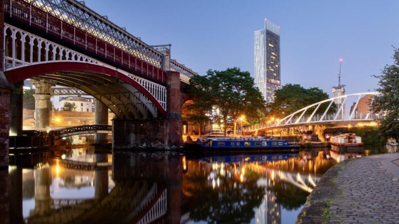 Манчестер, Англия, Великобритания - 30 июня 2018 года: Домовые лодки освещаются в устье Каслфилда, когда на центр Манчестера опускается вечер, а трамвай Метролинк проезжает по виадуку.; Shutterstock ID 1443654122; purchase_order: 65050; job: наша редакционная онлайн-редакция; client: Идеальный день в Манчестере; other: Брайан Хили 1443654122 архитектура, башня Битем, лодка, мост, канал Бриджуотер, Британия, британский, здание, канал, канальная лодка, Каслфилд, устье Каслфилда, комитет Чеширских линий, городская панорама, строительство, кран, площадь Динсгейт, сумерки, Англия, английский, вечер, Великобритания, Большой Манчестер, индустриальный, Ланкашвыр, линия Ливерпуль-Манчестер, Манчестер, Метролинк Манчестера, узкая лодка, узкая лодка, ночь, железная дорога, отражение, небоскреб, камень, трамвай, башня, башенный кран, тропа, трамвай, транспорт, транспортировка, поездка, Великобритания, Соединенное Королевство, городская местность, транспортное средство, виадук, вода, водный путь Манчерстер, Англия, Великобритания: Домовые лодки освещаются в устье Каслфилда, когда на центр Манчестера опускается вечер, а трамвай Метролинк проезжает по виадуку.